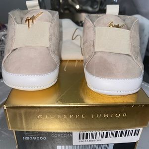 Authentic!Giuseppe infant, comes with dust bag